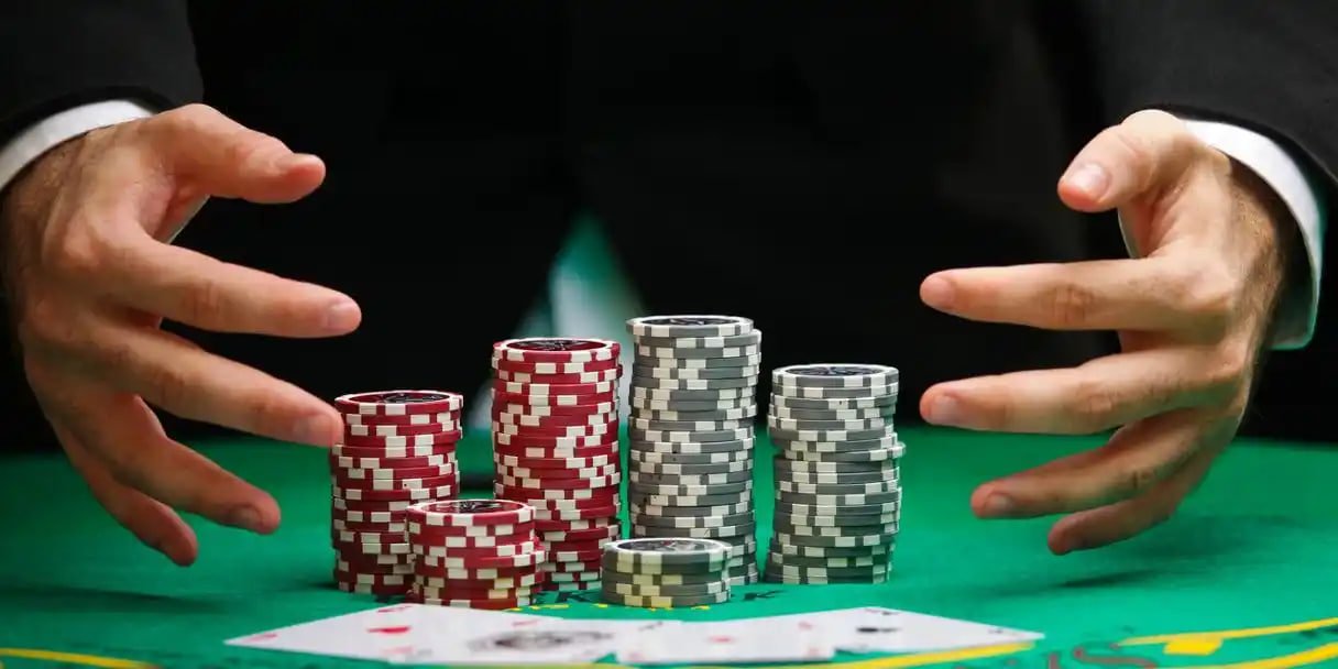 Streaming video Sic Bo Dadu di perangkat mobile menunjukkan dadu dalam wadah transparan dengan antarmuka taruhan di bawah